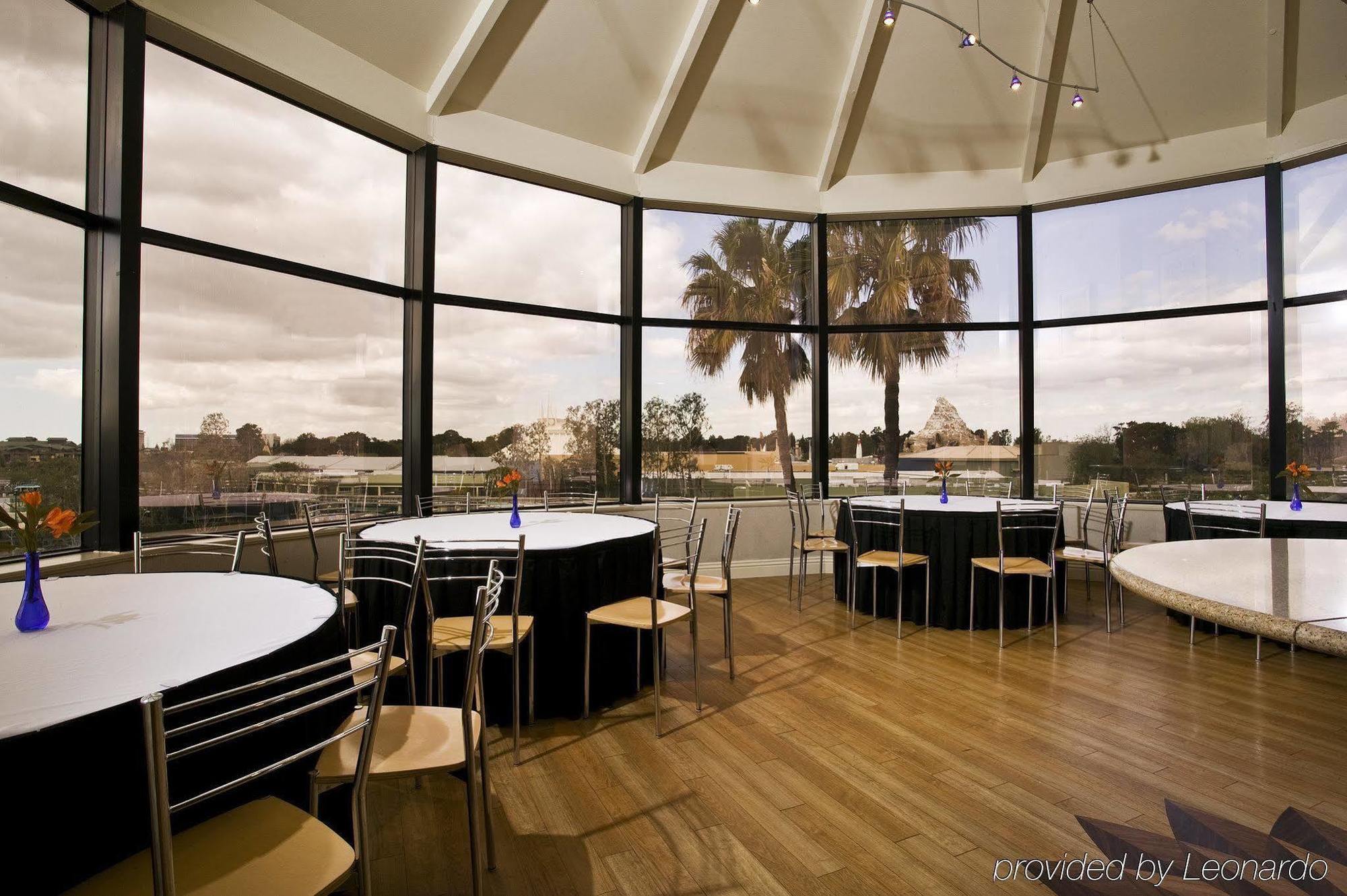 Carousel Inn And Suites Anaheim Restoran fotoğraf